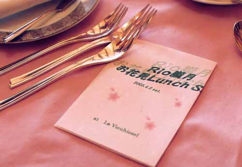 2005hanami01.jpg(22100 byte)