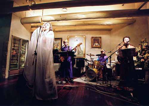 2005hanami03.jpg(28392 byte)